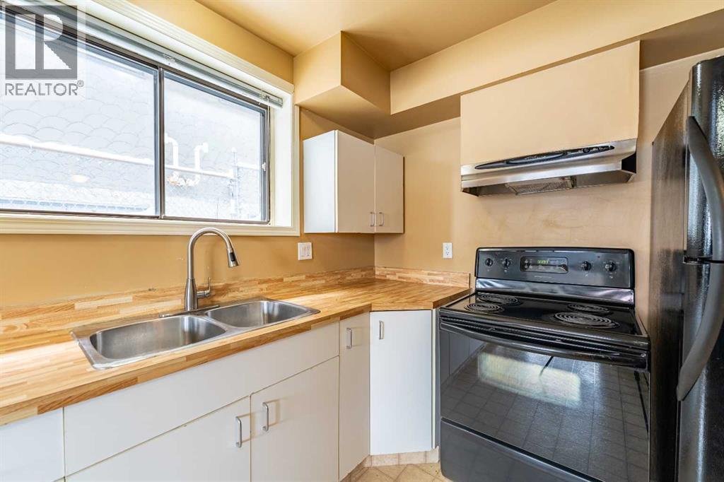 
          135 27 Avenue Northeast
            <br/>
            <span>Calgary</span>
            , 
            <span>AB</span>
             <span>T2Z1Z8</span>
         - Photo 22