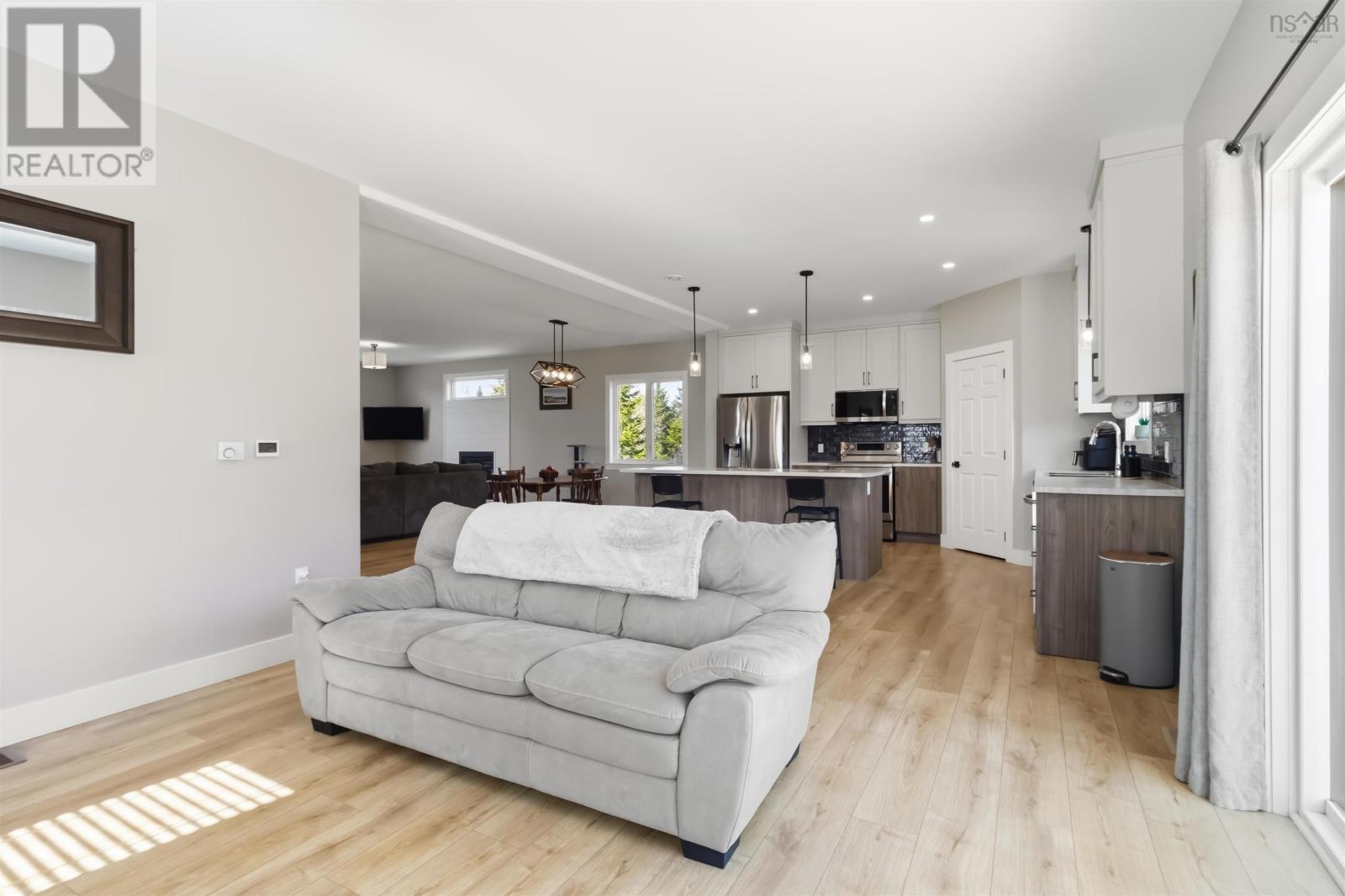 86 RIVERVIEW DRIVE - 24