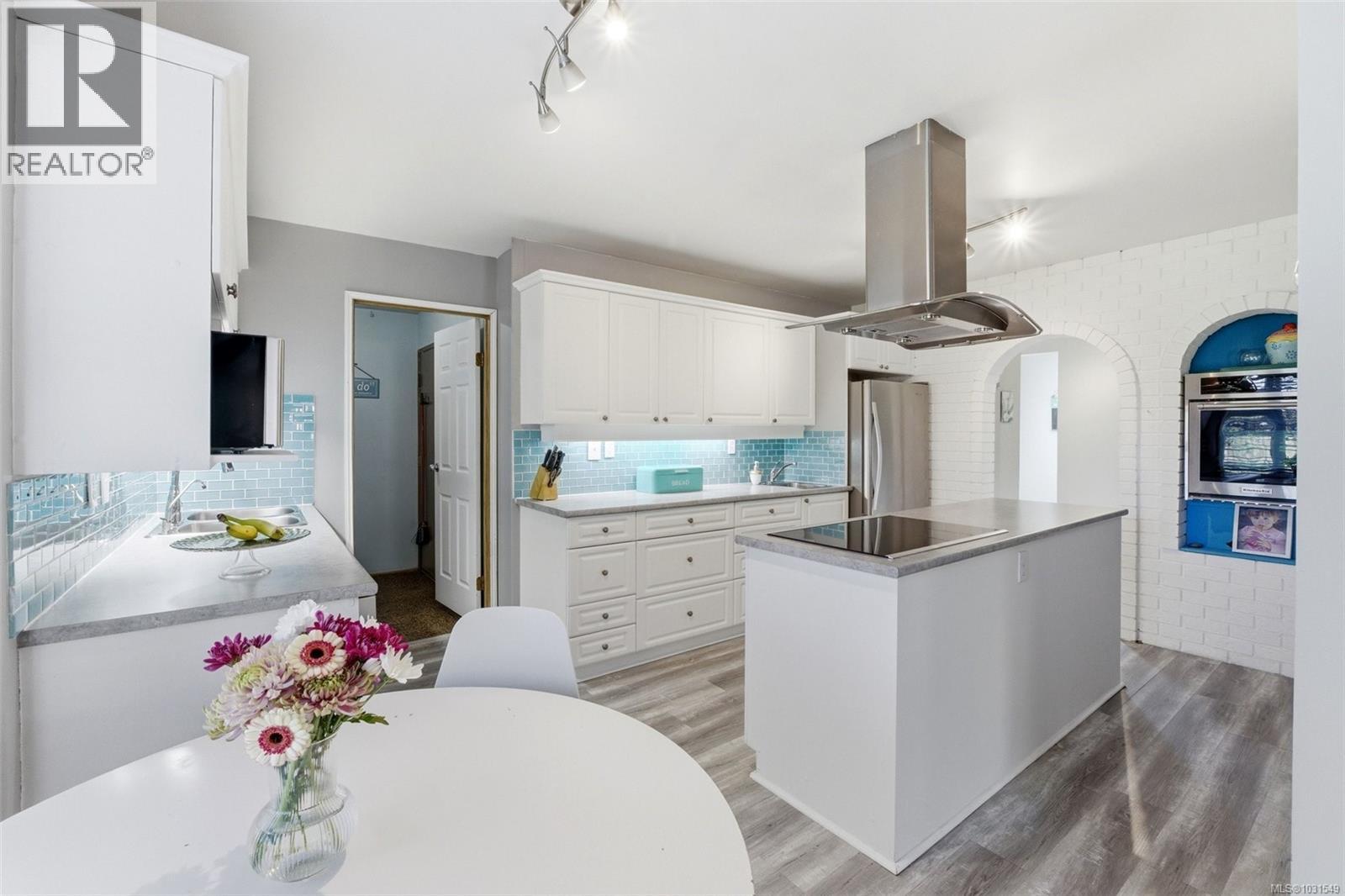  6525 Country Road, Sooke