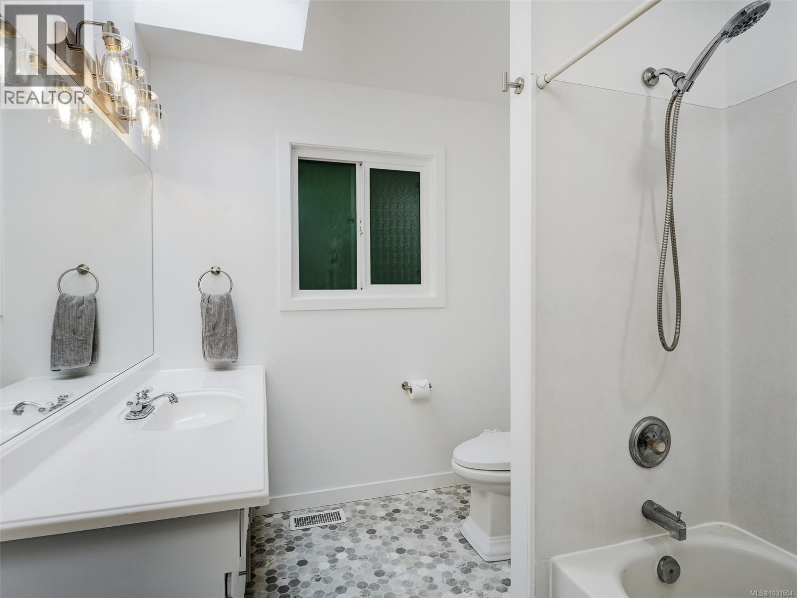 6429 Rodolph Rd, Central Saanich