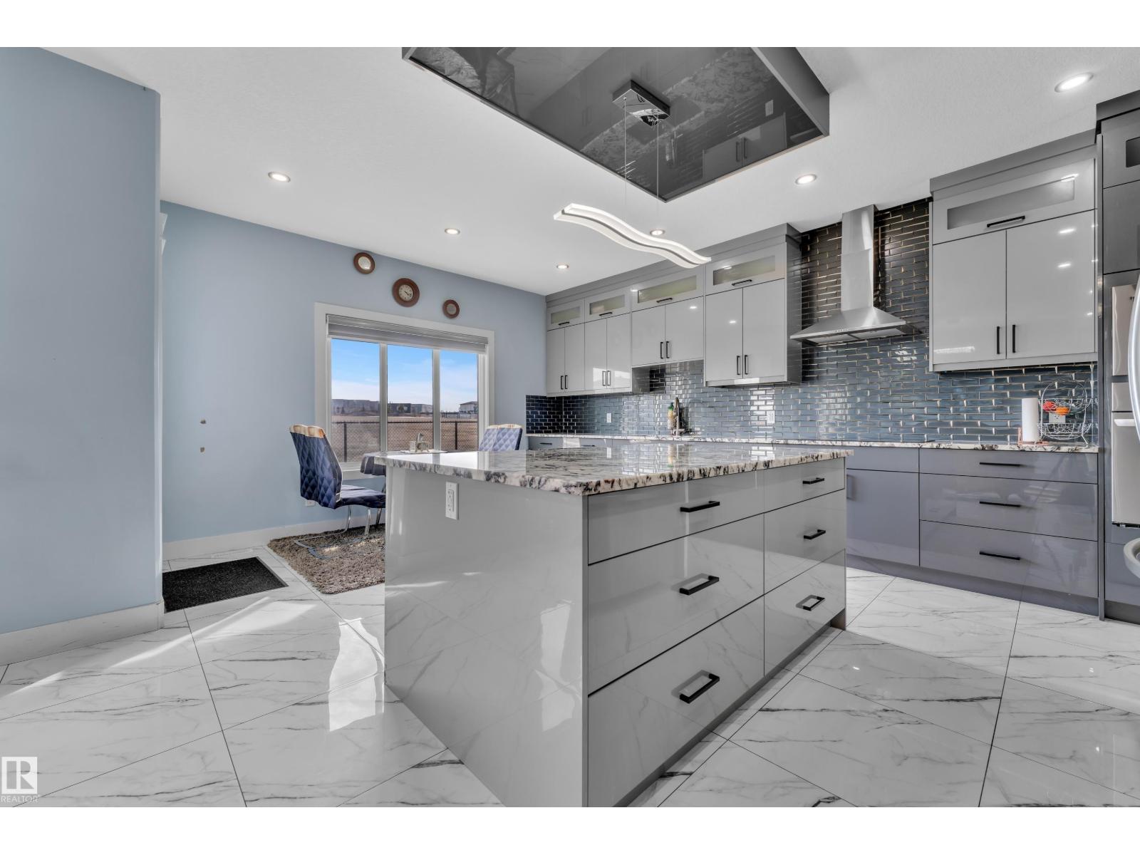 2011 18 AV NW, Edmonton