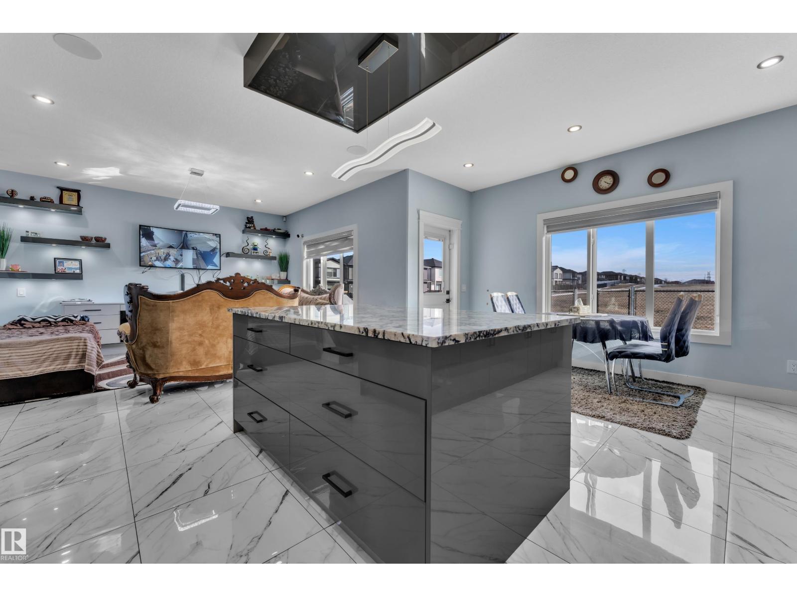 2011 18 AV NW, Edmonton