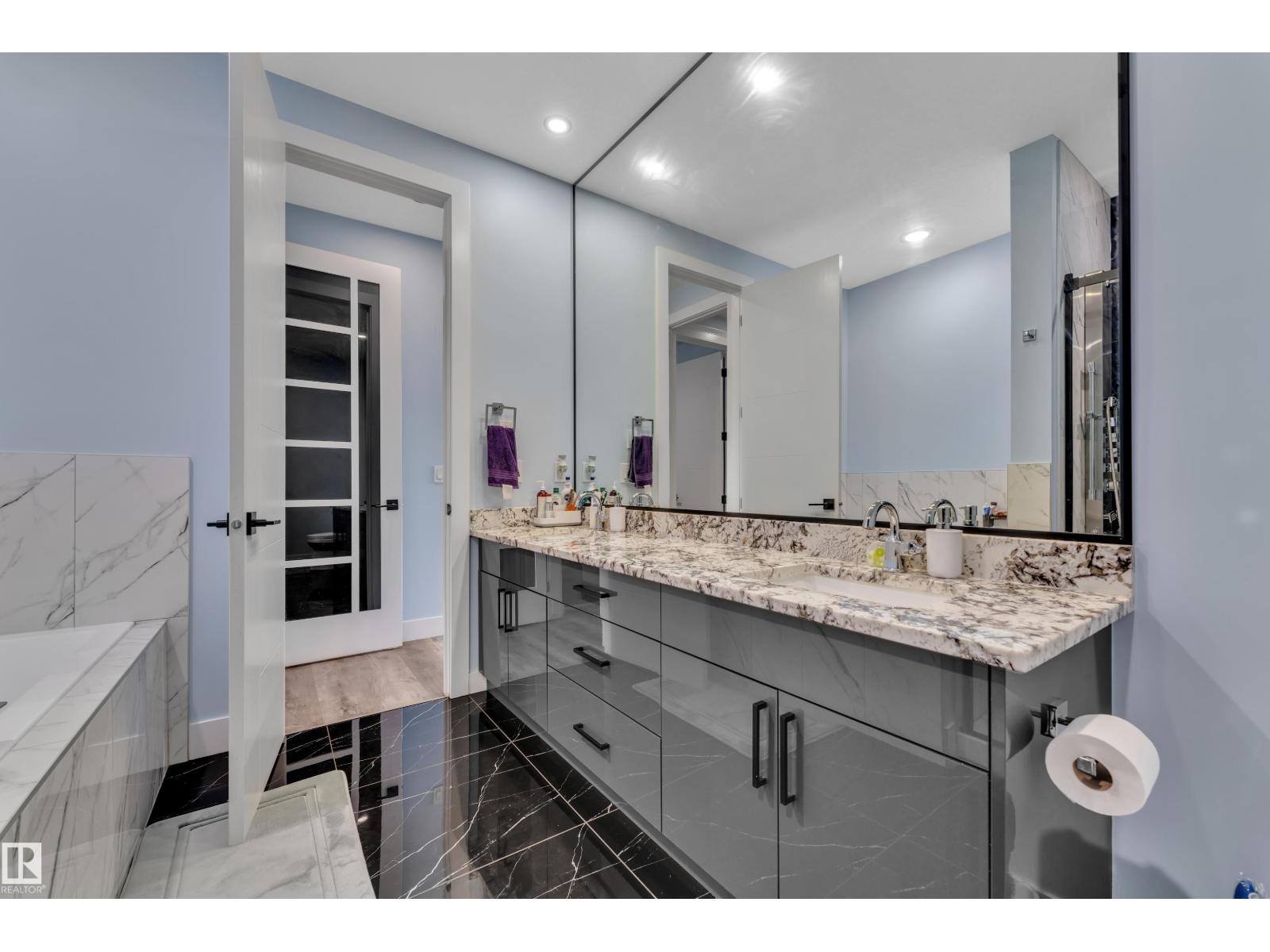 2011 18 AV NW, Edmonton