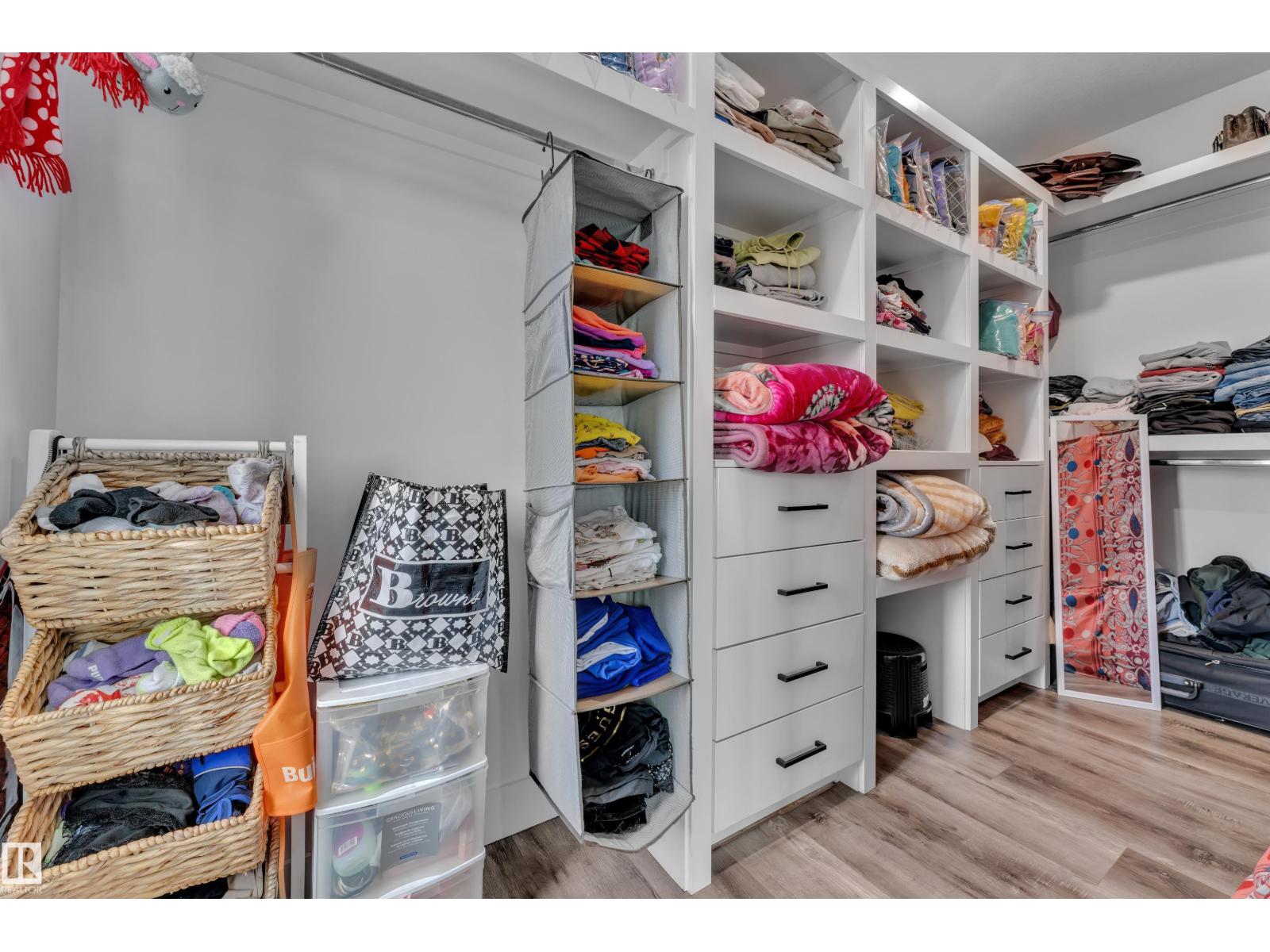 2011 18 AV NW, Edmonton