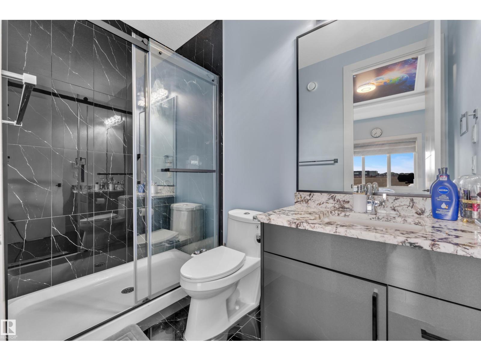 2011 18 AV NW, Edmonton