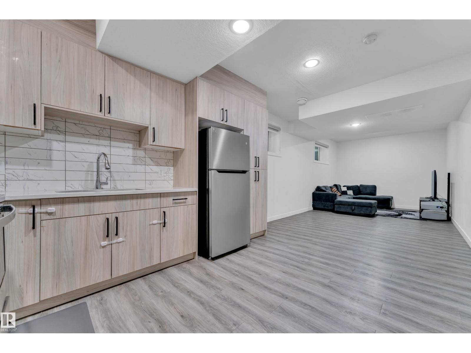 2011 18 AV NW, Edmonton