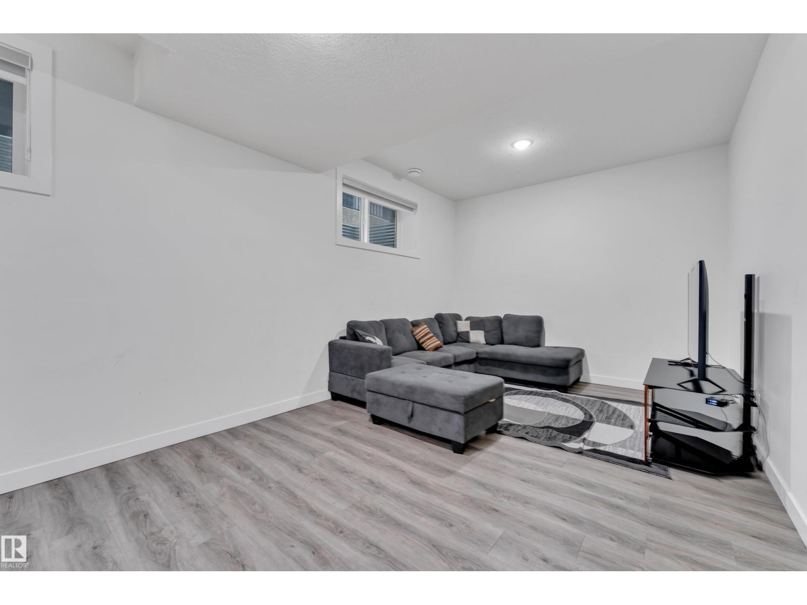 2011 18 AV NW, Edmonton