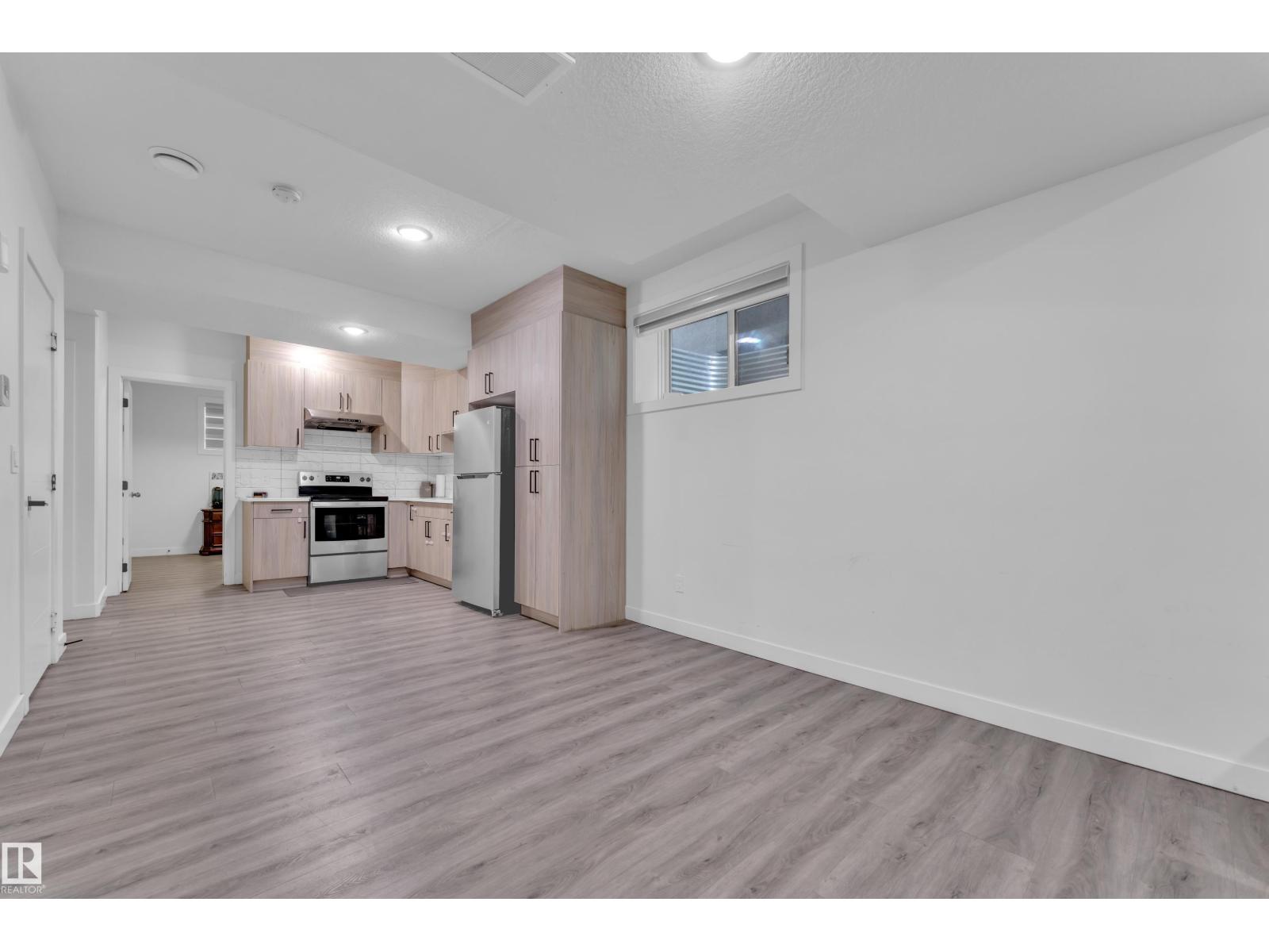 2011 18 AV NW, Edmonton