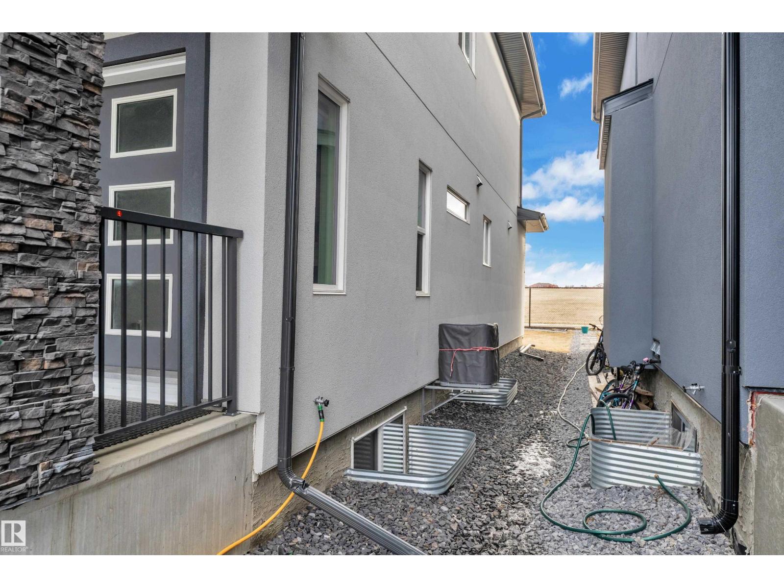 2011 18 AV NW, Edmonton