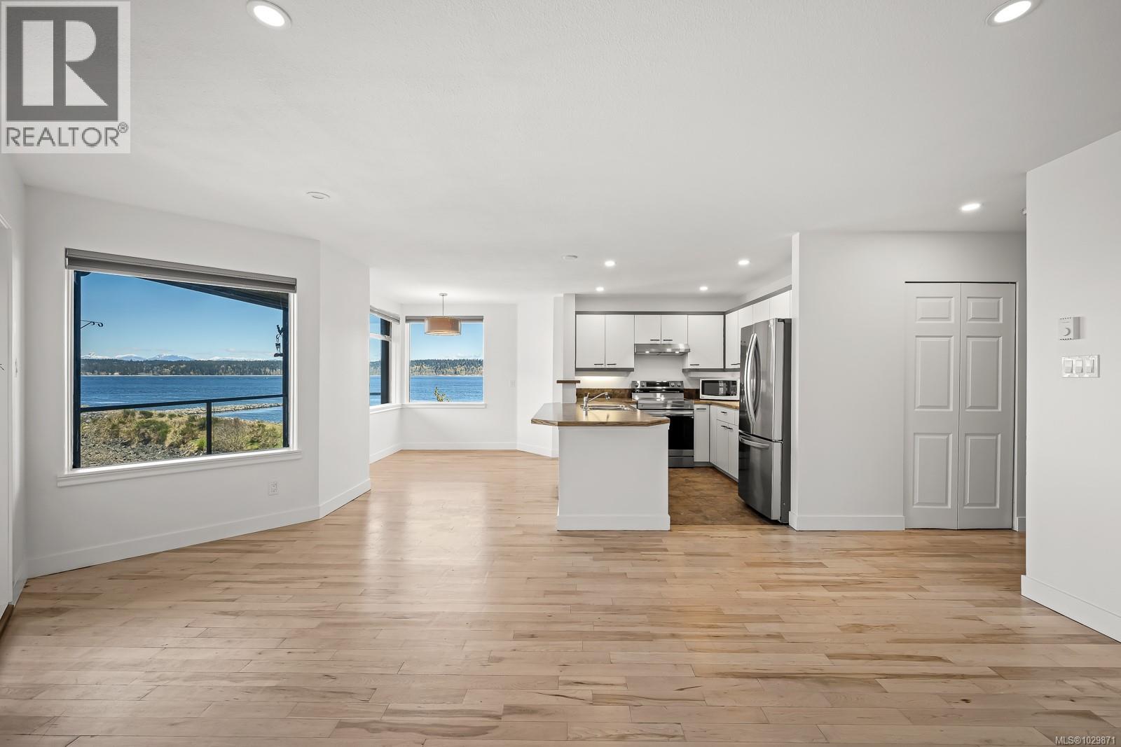 #3303 27 ISLAND HWY S - 16