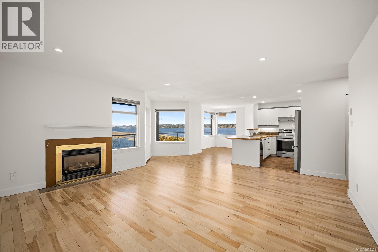 #3303 27 ISLAND HWY S - 21