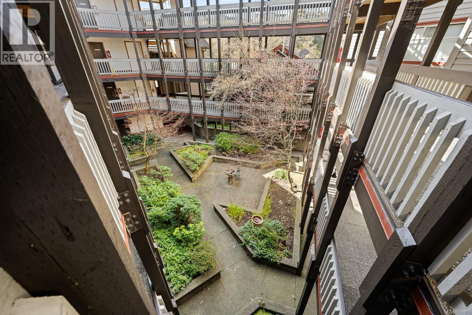 #3303 27 ISLAND HWY S - 10