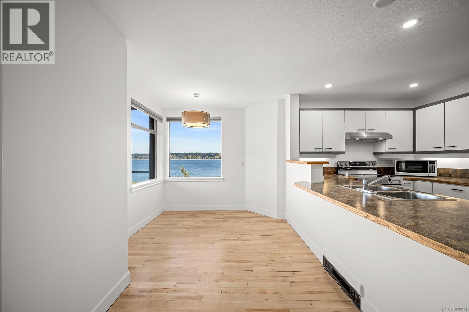 #3303 27 ISLAND HWY S - 26