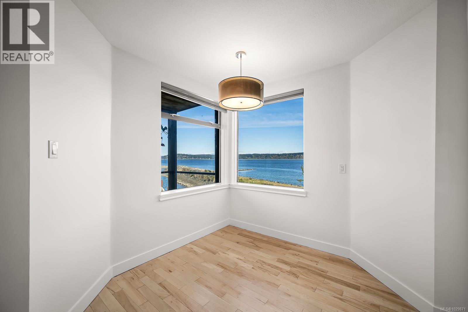 #3303 27 ISLAND HWY S - 30