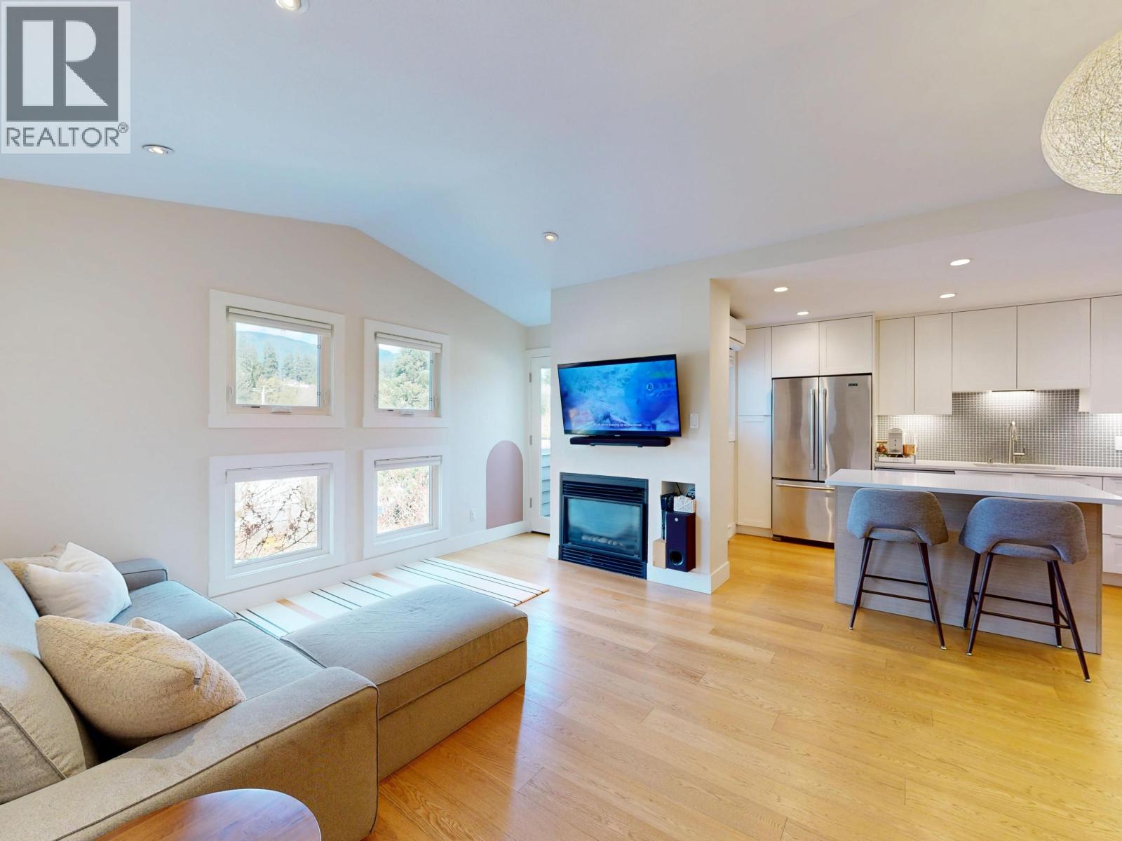 304 1528 BOWSER AVENUE, North Vancouver