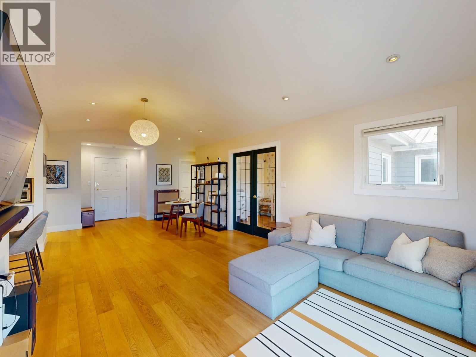 304 1528 BOWSER AVENUE, North Vancouver