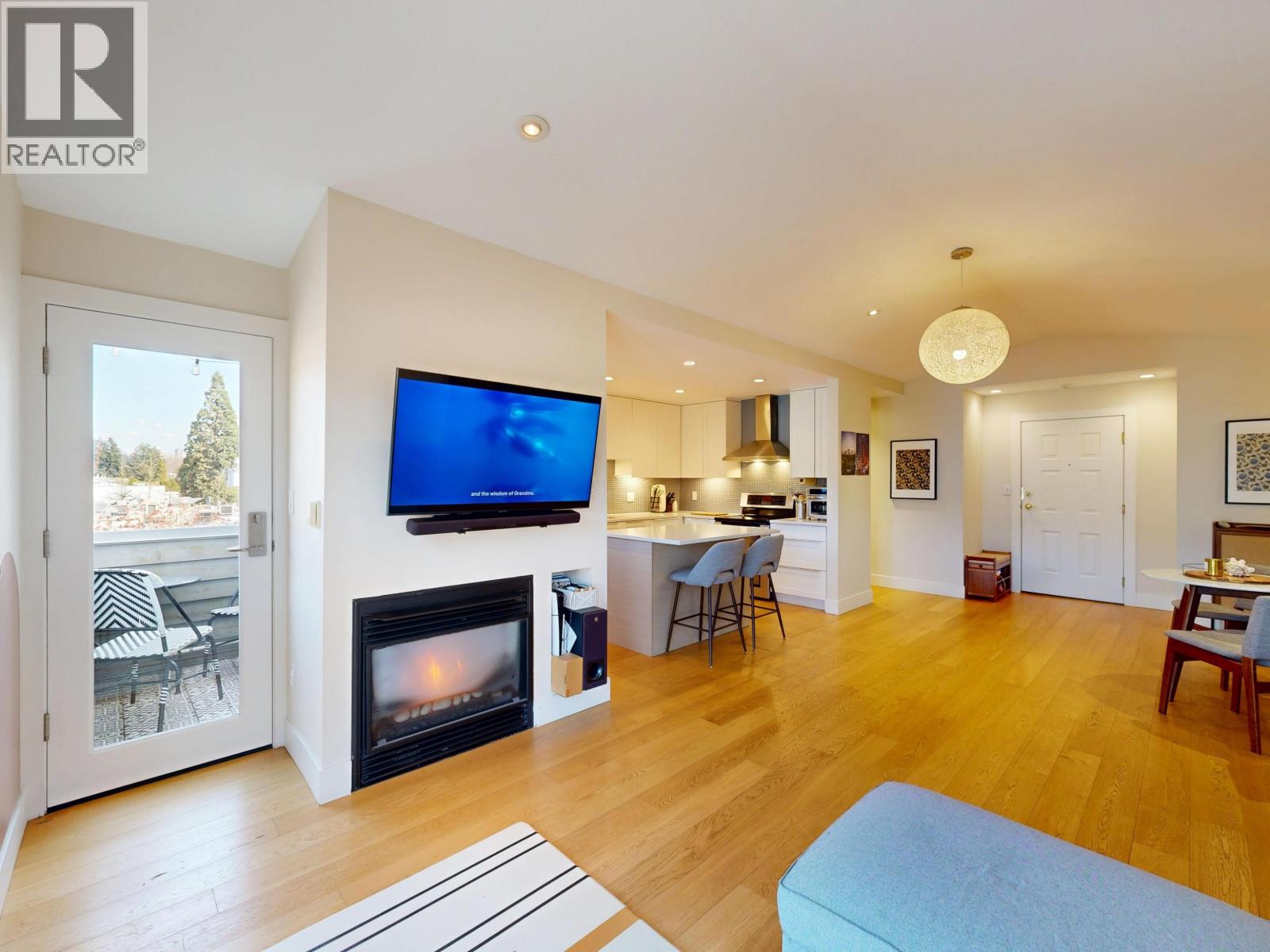 304 1528 BOWSER AVENUE, North Vancouver