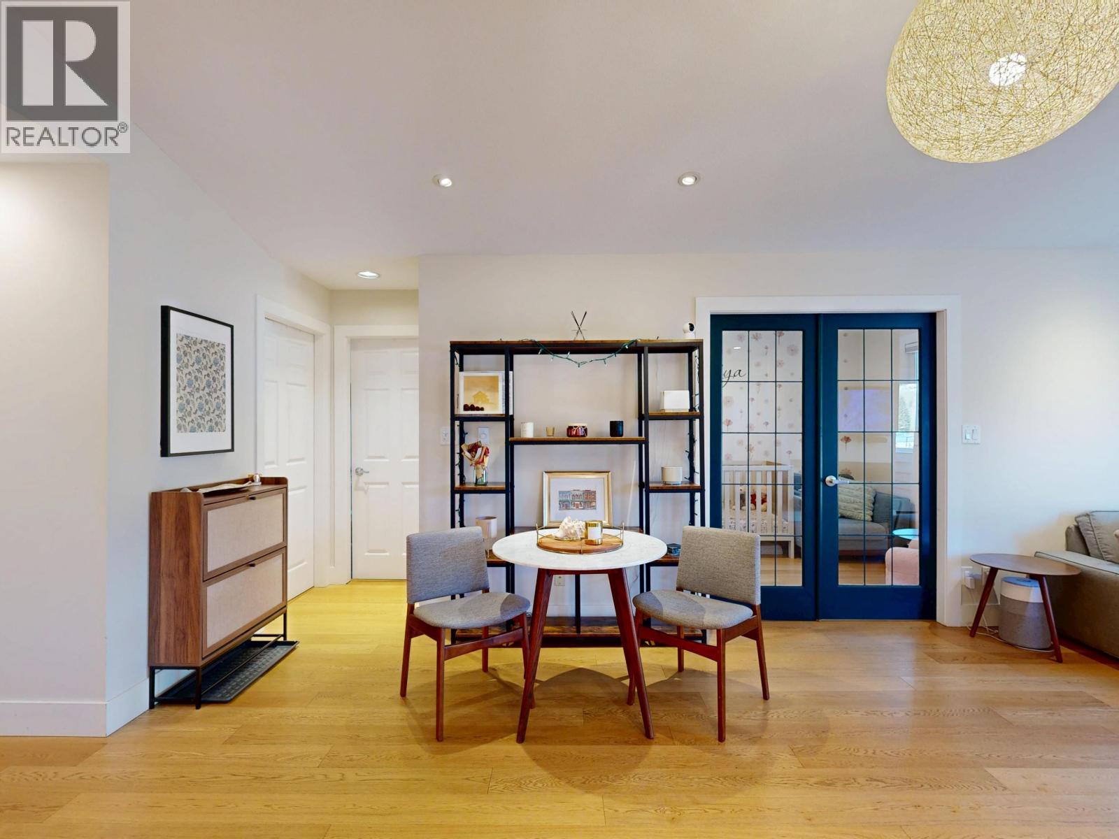 304 1528 BOWSER AVENUE, North Vancouver
