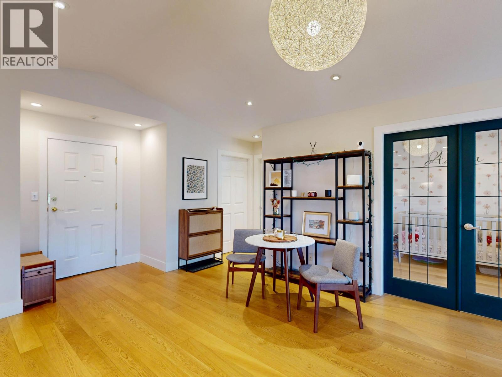 304 1528 BOWSER AVENUE, North Vancouver