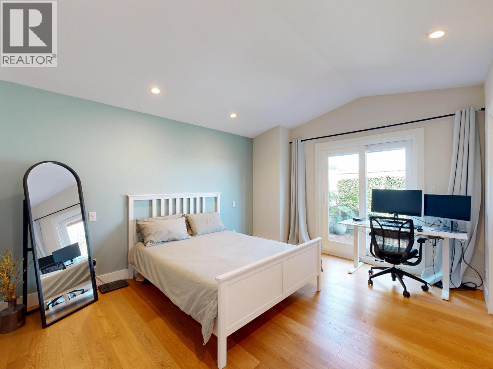 304 1528 BOWSER AVENUE, North Vancouver
