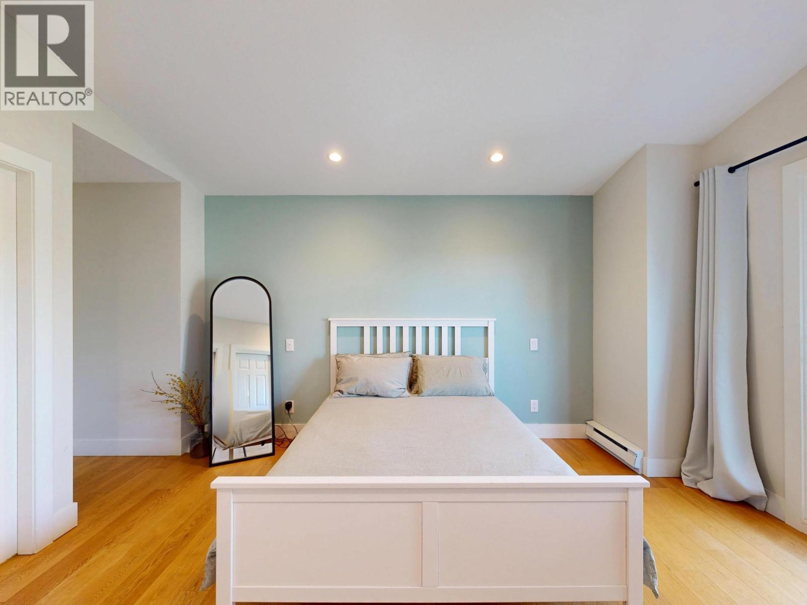 304 1528 BOWSER AVENUE, North Vancouver