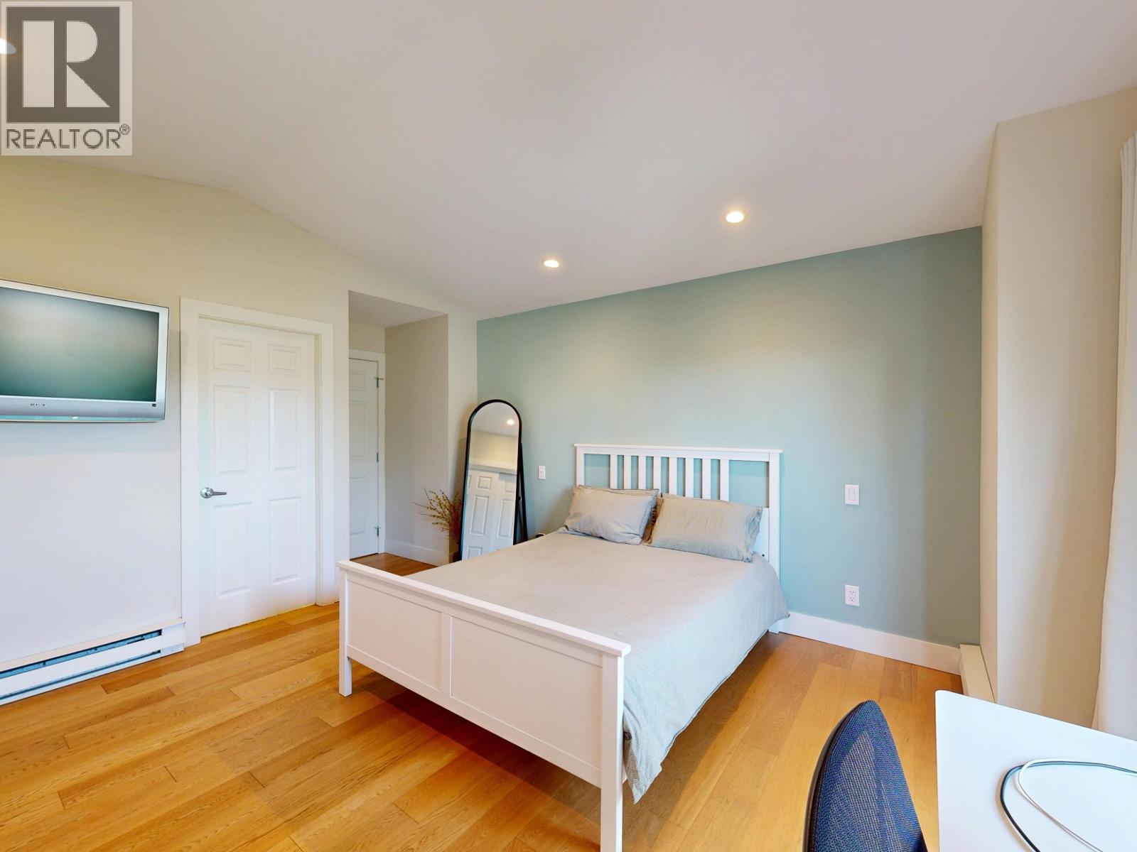 304 1528 BOWSER AVENUE, North Vancouver