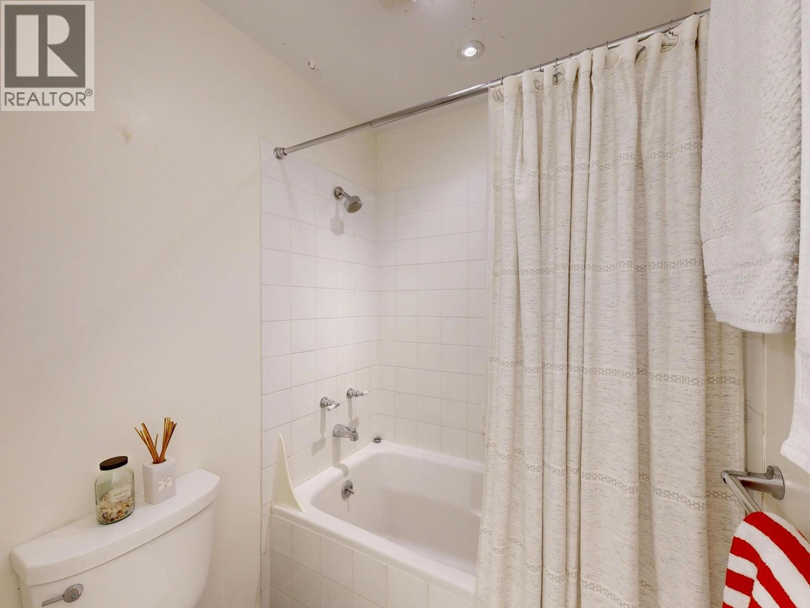304 1528 BOWSER AVENUE, North Vancouver