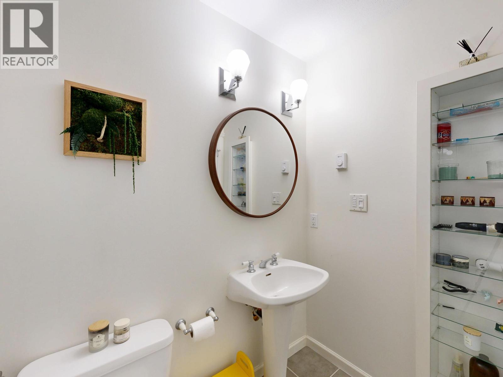 304 1528 BOWSER AVENUE, North Vancouver