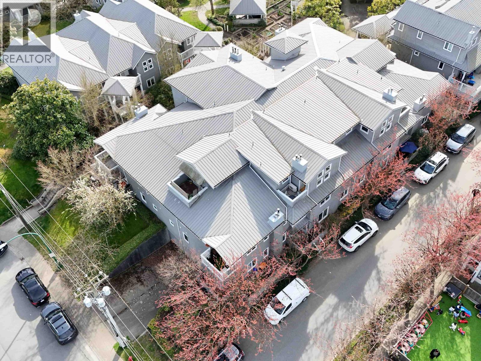 304 1528 BOWSER AVENUE, North Vancouver