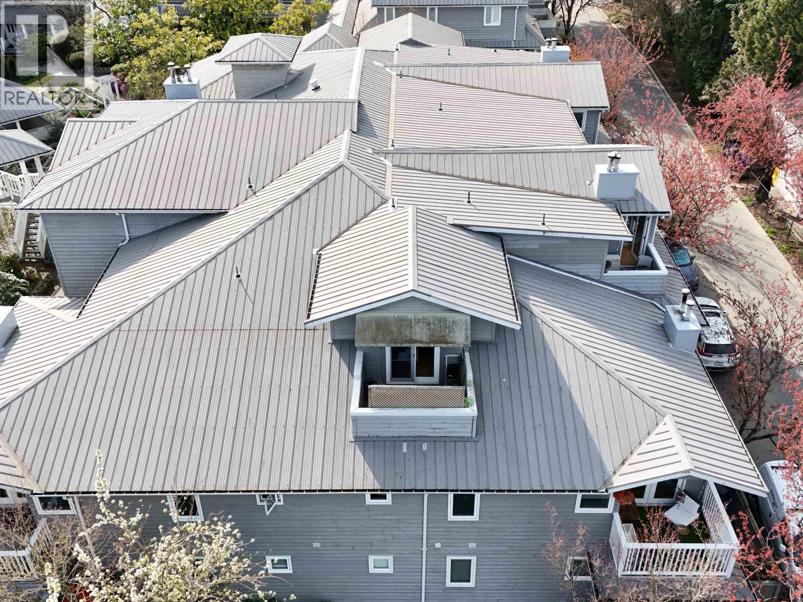 304 1528 BOWSER AVENUE, North Vancouver