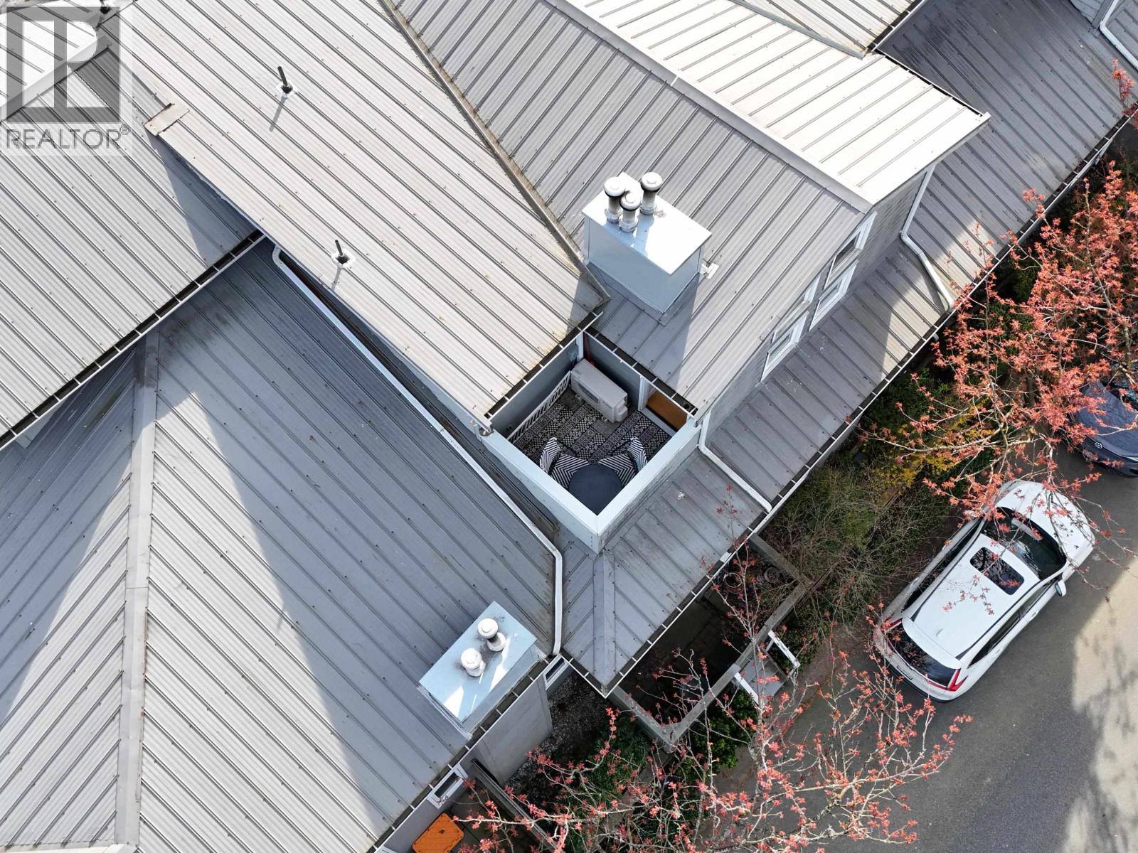 304 1528 BOWSER AVENUE, North Vancouver