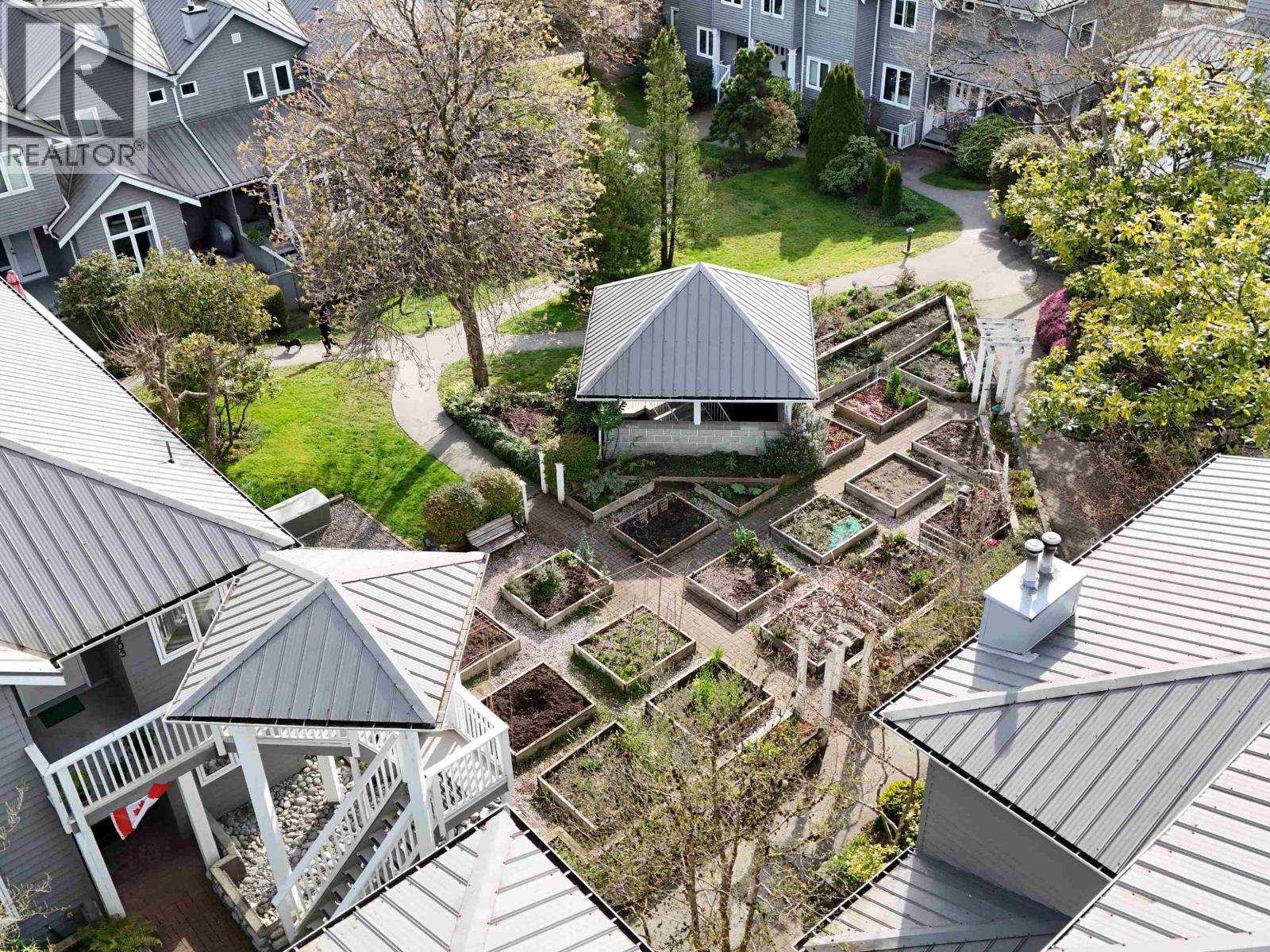 304 1528 BOWSER AVENUE, North Vancouver