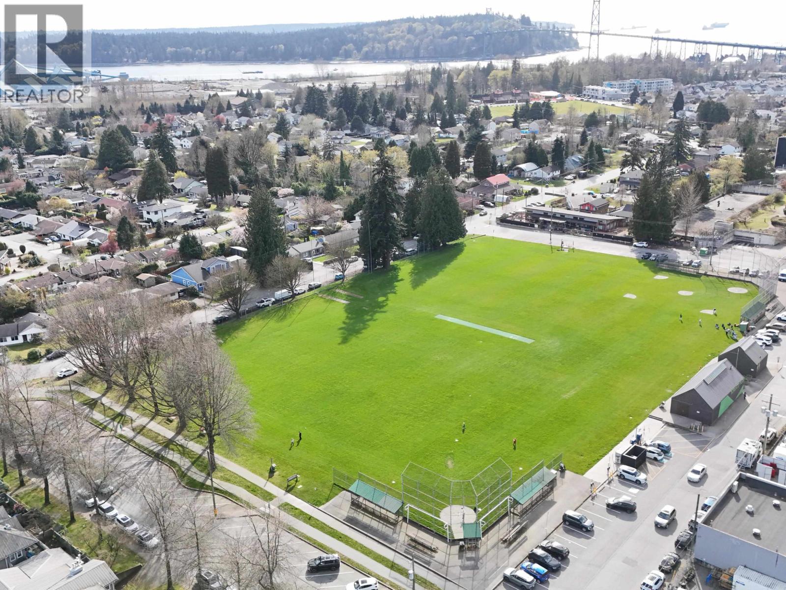 304 1528 BOWSER AVENUE, North Vancouver