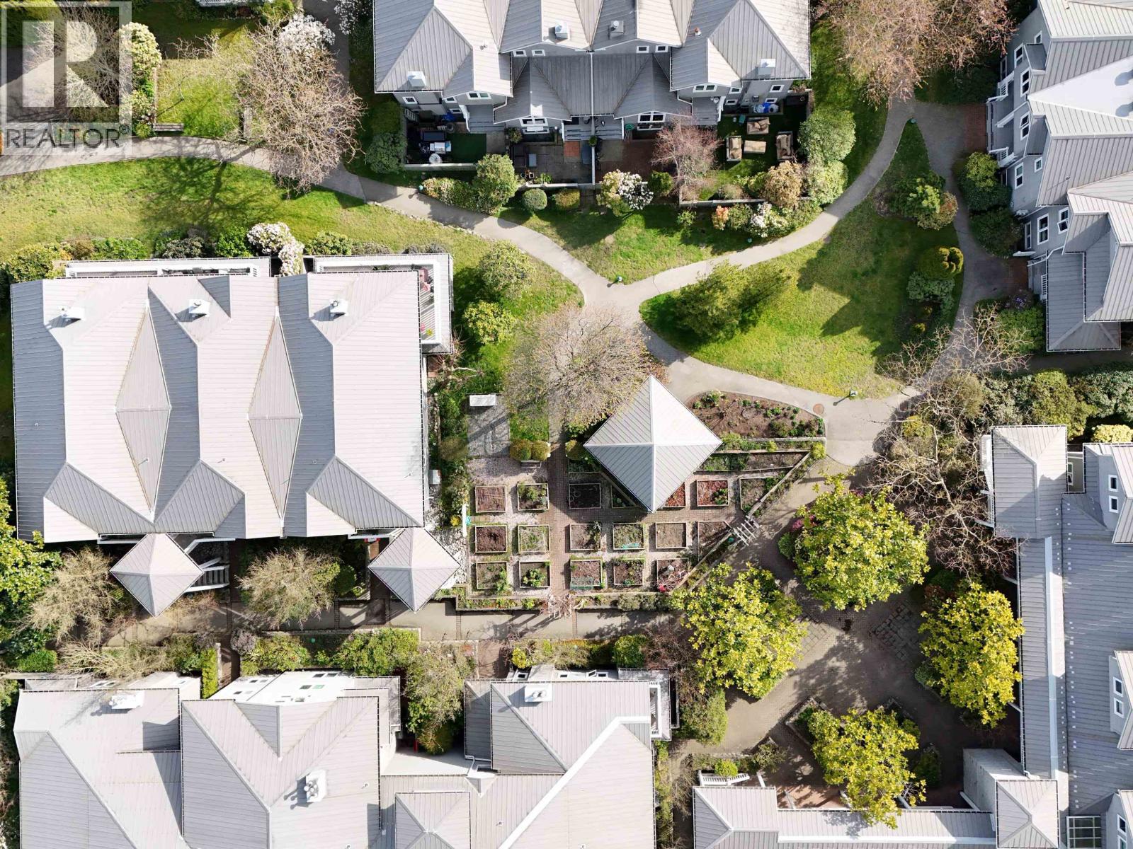 304 1528 BOWSER AVENUE, North Vancouver