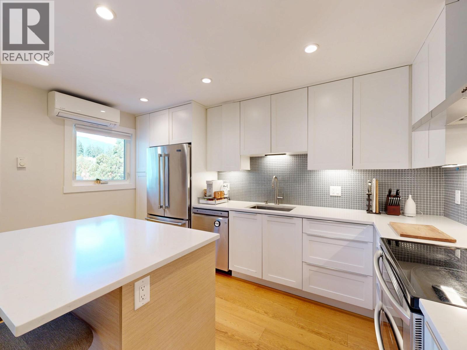 304 1528 BOWSER AVENUE, North Vancouver
