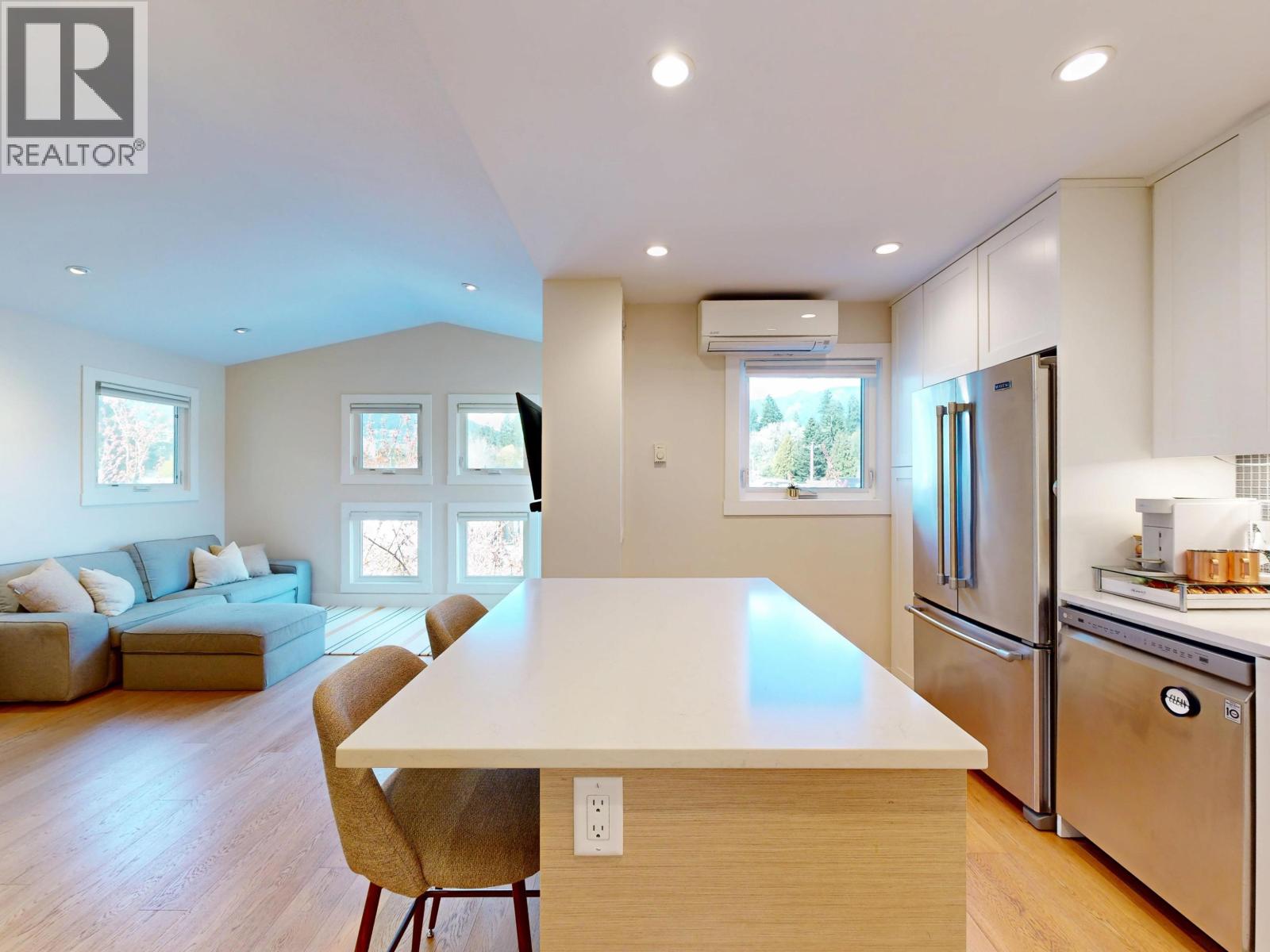 304 1528 BOWSER AVENUE, North Vancouver
