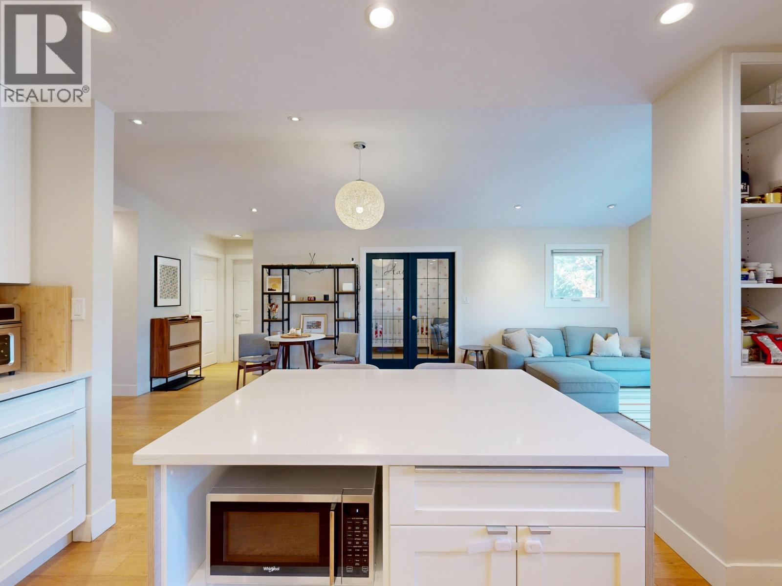 304 1528 BOWSER AVENUE, North Vancouver