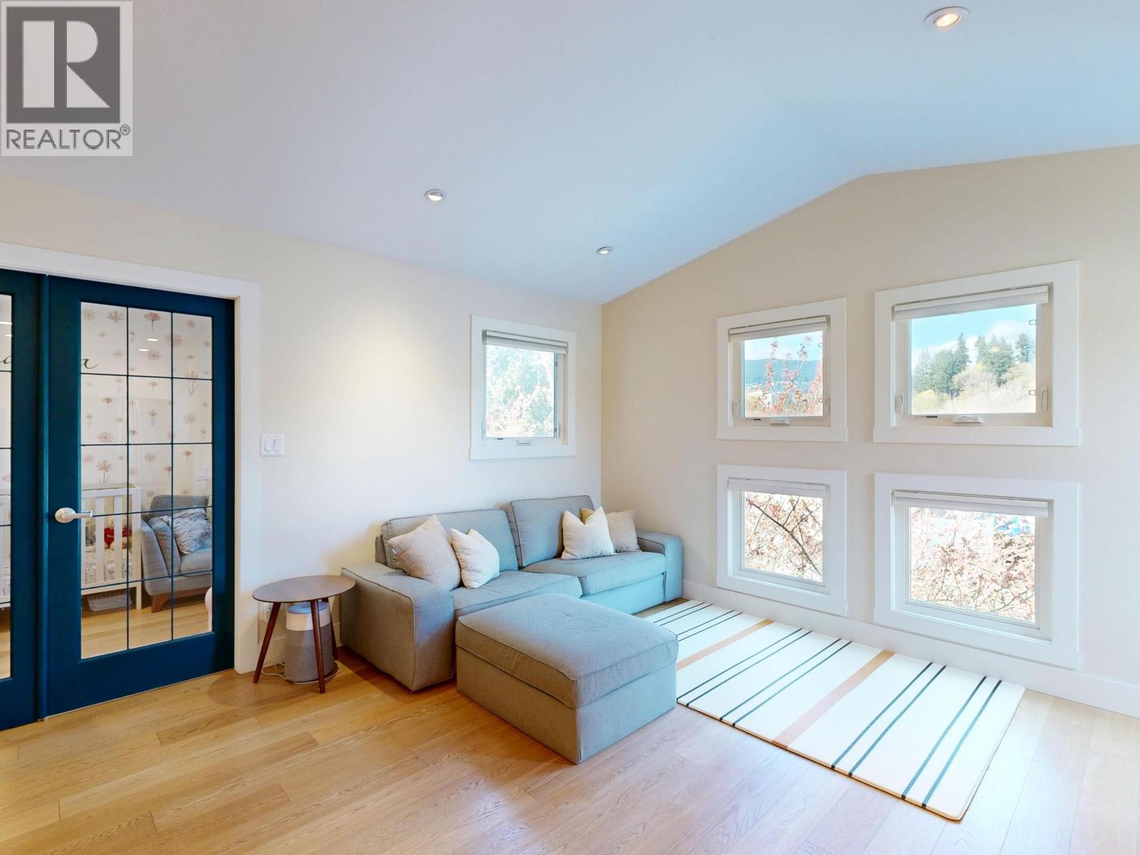 304 1528 BOWSER AVENUE, North Vancouver