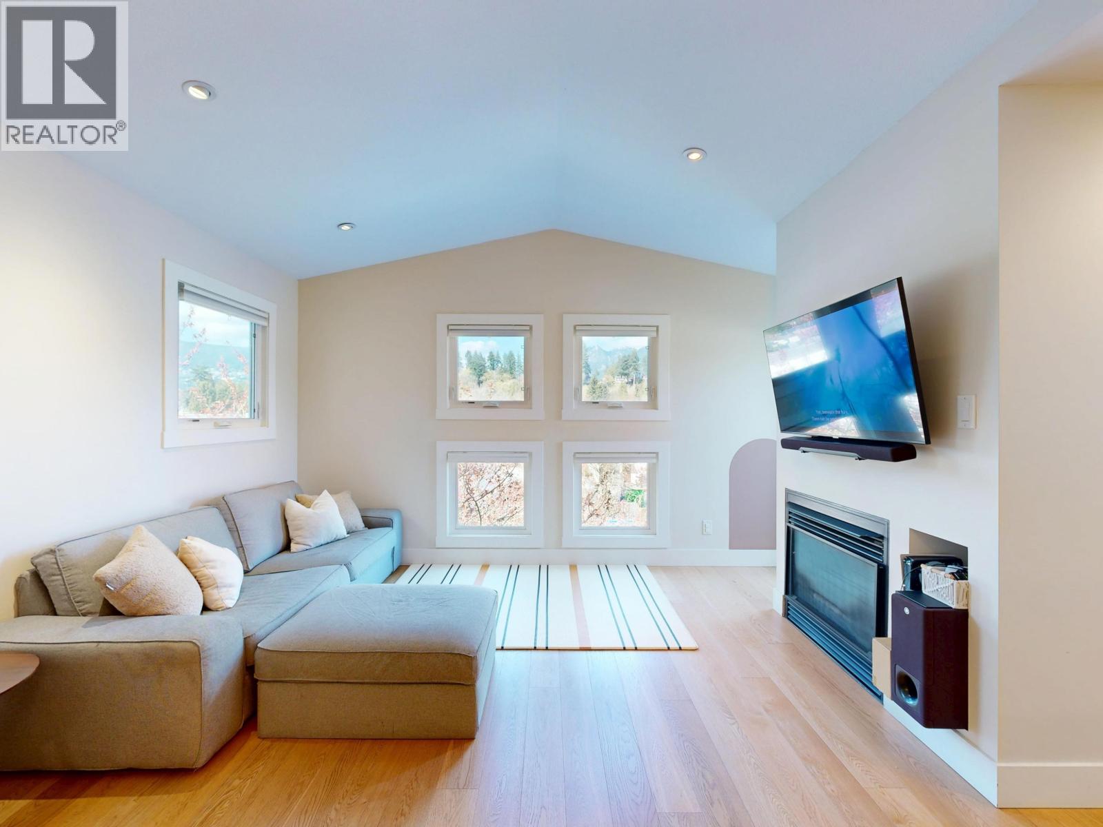 304 1528 BOWSER AVENUE, North Vancouver