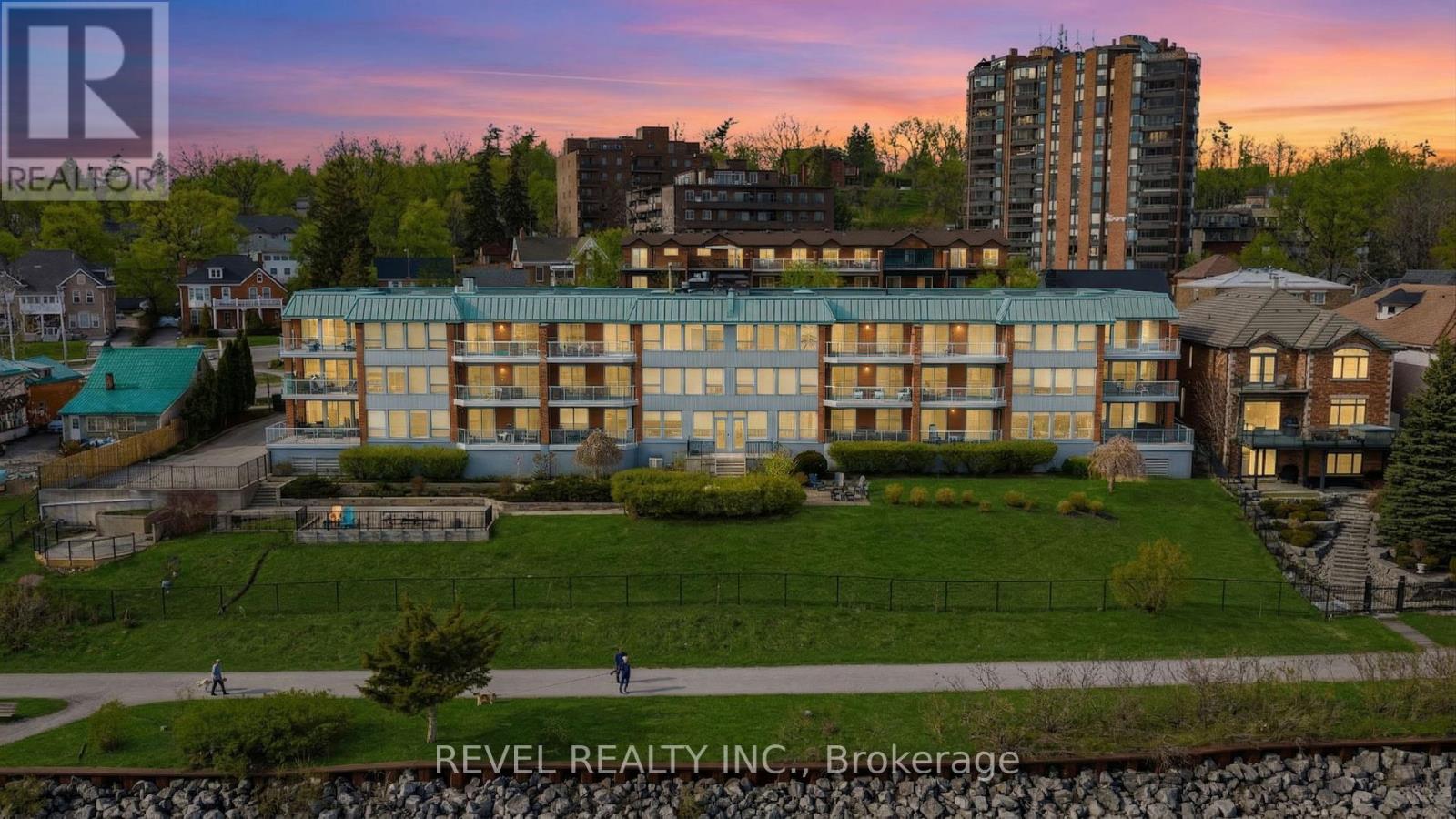 304 - 21 KEMPENFELT DRIVE