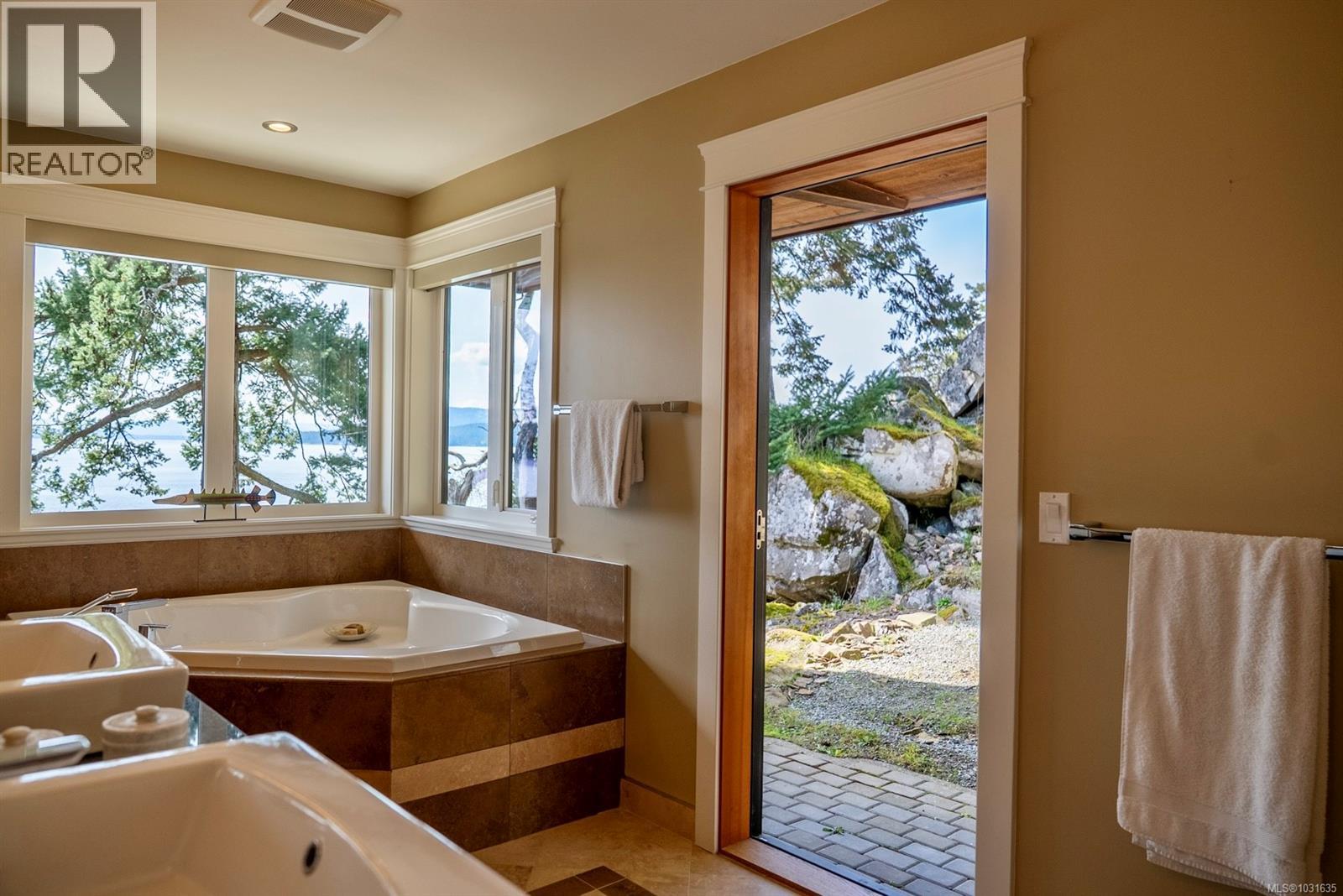  1369 Mackinnon Road, Pender Island