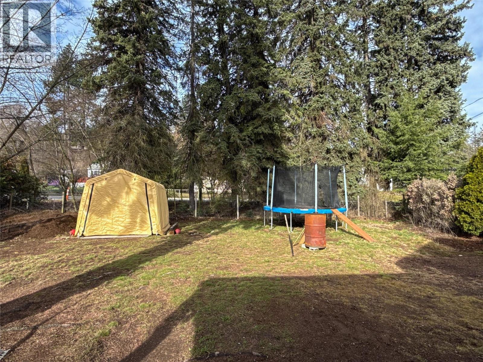 2533 Columbia Avenue, Castlegar