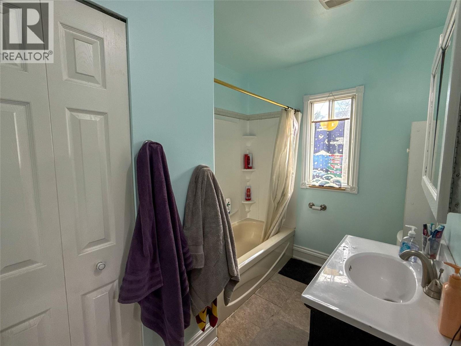 2533 Columbia Avenue, Castlegar