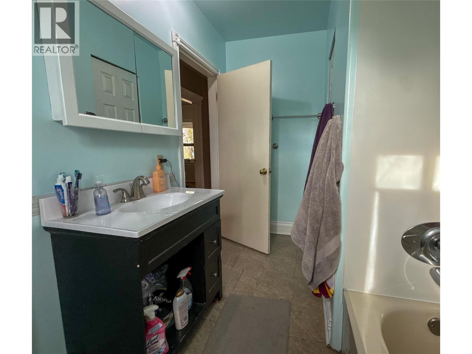 2533 Columbia Avenue, Castlegar