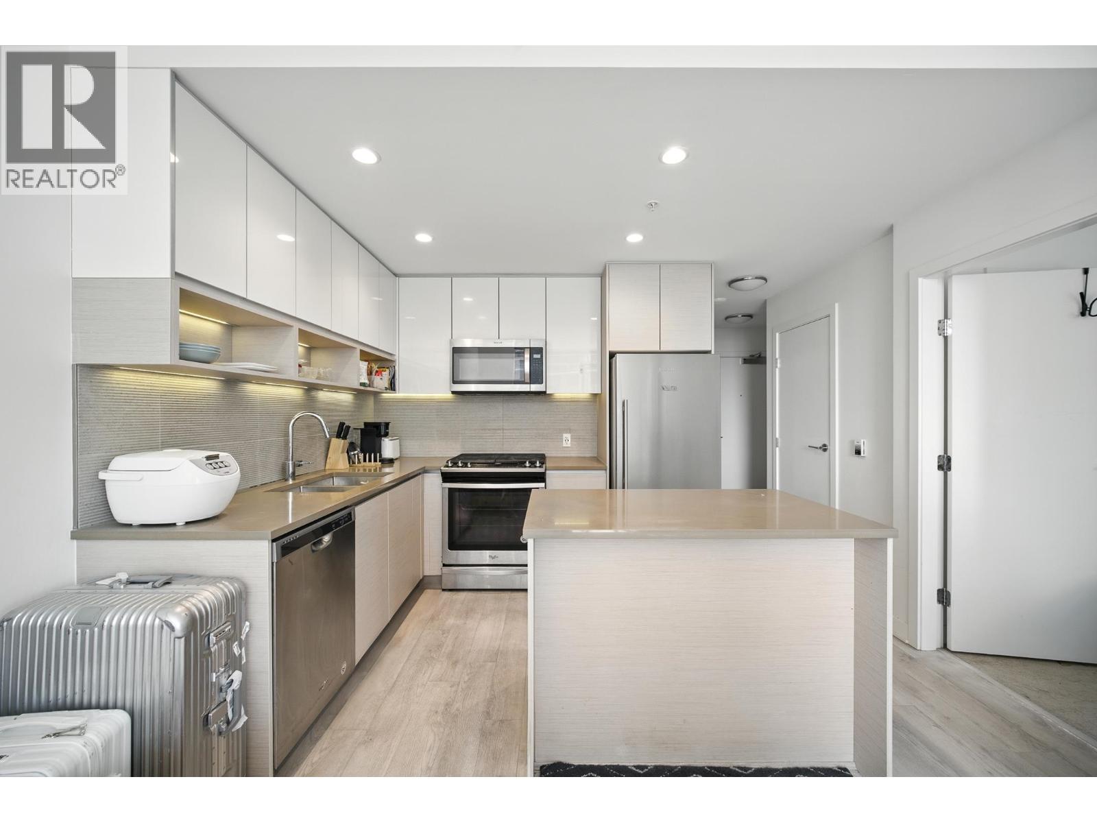 418 8850 UNIVERSITY CRESCENT