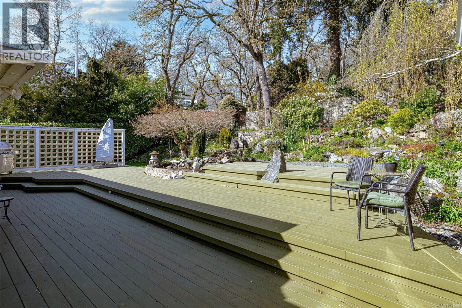 1184 CLOVELLY TERR - 44