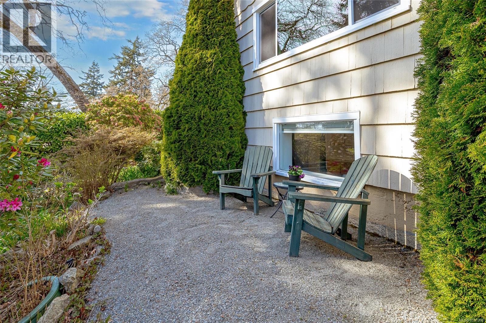 1184 CLOVELLY TERR - 49