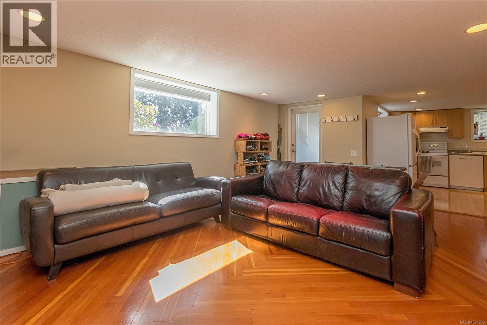 1184 CLOVELLY TERR - 54