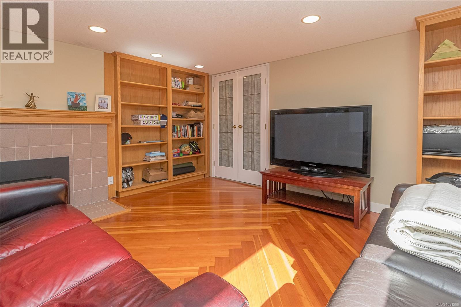 1184 CLOVELLY TERR - 55