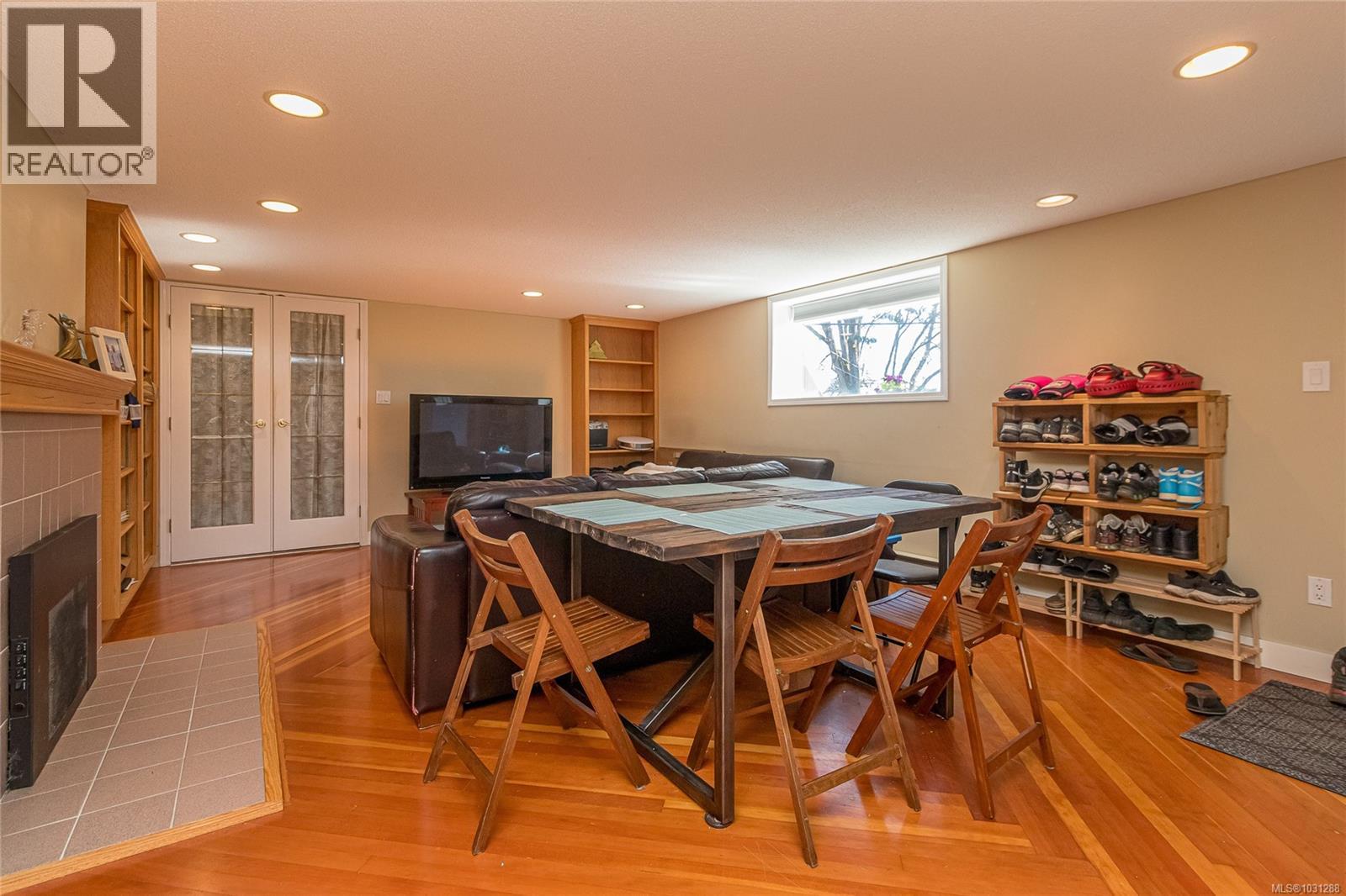 1184 CLOVELLY TERR - 57